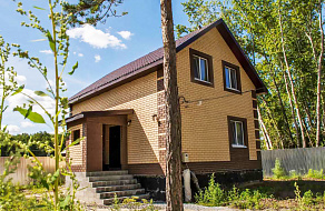 Двухэтажный дом с цокольным карнизом и рустами